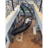 Escalier d'évacuation extérieur moderne en spirale, écologique et durable, avec construction en acier inoxydable et en bois
