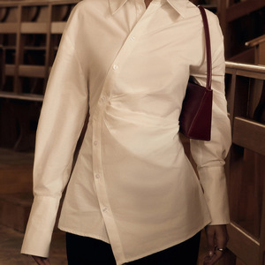 Chemise ajustée à col et manches longues pour femme avec design croisé et devant asymétrique ouvert - Product Image 2