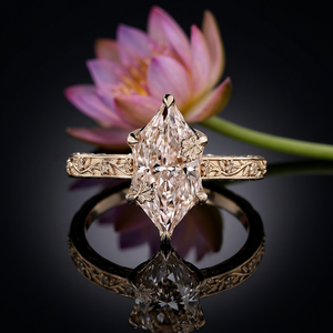 Bague de fiançailles vintage en or massif, diamant de laboratoire néerlandais de type Marquise, certifié IGI, KRUP JEWELS, gravure florale, pour mariée - Product Image 2