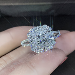 Anello Classico da Donna con Micro Pavé, Stile Matrimoniale, Elegante Gioiello Scintillante con Pietre per Feste Nuziali e Uso Quotidiano - Product Image 2