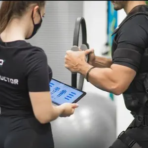 إلكترونيات استهلاكية-بدلة تدريب, بدلة تدريب لا سلكية EMS لتدريب الجسم أثناء ممارسة الرياضة في صالة الألعاب الرياضية مع نظام احترافي
