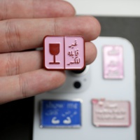 Autocollant de téléphone en métal personnalisé, design créatif à thème de signe urbain pour la décoration de téléphone