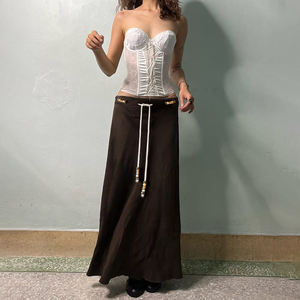 Jupe longue droite marron style rétro pour femme, avec détail de nœud perlé, coupe ajustée, fente latérale, tenue décontractée chic - Product Image 3