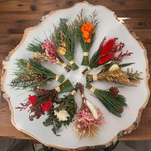 Mini ramos de flores secas, pequeños arreglos de flores prensadas para decoració<span class=keywords><strong>n</strong></span> de escritorio para el hogar, centros de mesa de oficina, tiendas de regalos, minoristas - Product Image 1