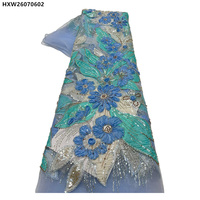 Magnifique tissu en dentelle de tulle brodé de fleurs, orné de perles et de sequins, idéal pour les robes de soirée