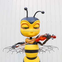 Modèle de robot abeille animatronique programmé, joue du violon pour le musée des sciences