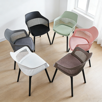 Chaises de salle à manger empilables modernes en PP avec coussin en éponge et dossier creux pour hôtel, restaurant, maison et extérieur