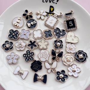 Achetez <span class=keywords><strong>des</strong></span> ornements de chaussures en résine <span class=keywords><strong>pas</strong></span> chers, accessoires de bijoux DIY, breloques pour coques de téléphone, patchs décoratifs en forme de fleurs de camélia et de rose, et décorations pour chaussures. - Product Image 3