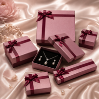 Boîte d'emballage pour bijoux en carton écologique carrée avec logo personnalisé pour bagues, boucles d'oreilles, colliers et montres