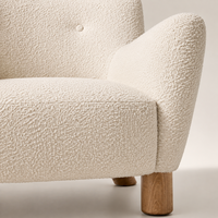Fauteuil d'appoint moderne et minimaliste en bouclette, fauteuil club capitonné crème avec pieds en bois massif, fauteuil lounge confortable pour salon