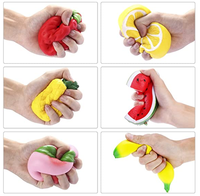 Porte-clés en boule anti-stress personnalisé en forme de fraise, accessoire de mode pour cadeaux promotionnels, vente en gros