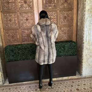 Lussuoso <span class=keywords><strong>Cappotto</strong></span> <span class=keywords><strong>Oversize</strong></span> da <span class=keywords><strong>Donna</strong></span> con Collo a Scialle e Maniche Lunghe, in Morbida Pelliccia di Volpe Marrone Chiaro, Spessa e Soffice - Product Image 4