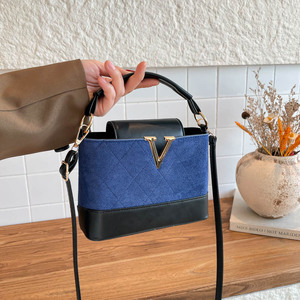 Bolsa de Mão Feminina Elegante Retro, Versátil e Fashion, Bolsa de Ombro e Transversal, Bolsa Bucket Luxuosa, Material PU Estiloso e Moderno - Product Image 4