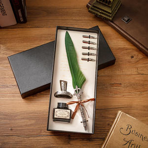 Ensemble de stylos à plume en plumes d'oie de couleur unie avec base gravée et pointes en acier inoxydable - Cadeau créatif pour mariage, remise de diplôme - Product Image 1