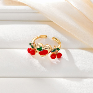 Bague en forme de cerise plaquée or avec résine époxy rouge micro-incrustée, bijoux de fête pour femme - Product Image 1
