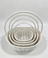 Panier en rotin PE fabriqué en usine avec panier en fer à poignée, panier cadeau en forme de bateau pour le rangement et panier de vacances, lot de 4