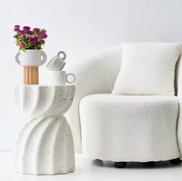 Table d'appoint créative en crème avec surface effet terrazzo, table d'appoint d'angle pour salon, table d'angle ronde moderne