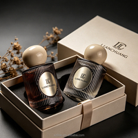 Flacon de parfum en verre transparent de luxe de haute qualité de 50 ml avec étiquette métallique de couleur personnalisée et boîtes cadeaux de luxe pour la vente en gros