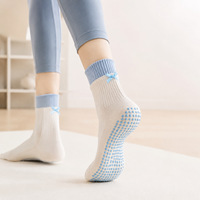 Chaussettes de sport personnalisées antidérapantes mi-mollet en coton rembourrées respirantes pour le yoga et le Pilates
