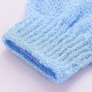 Gants exfoliants en microfibre de polyester colorés personnalisés en gros pour le nettoyage de la peau sous la douche, gants exfoliants à cinq doigts - Product Image 2