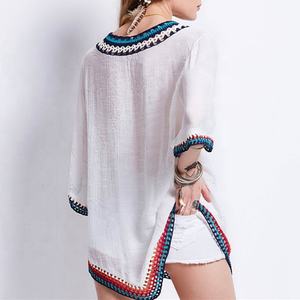 Chemisier blanc pour femme avec broderie florale, manches évasées, haut smocké, chemise en crochet à ourlet irrégulier, hauts d'été STb-0823 - Product Image 4