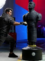 Mannequin de boxe humanoïde autoportant pour entraînement réaliste de sparring, rouge, robuste, avec support
