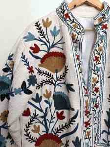 Veste courte d'hiver pour femme, broderie Suzani faite à la main, coupe ajustée, nouvelle exportation, tissu polaire avec rembourrage en coton - Product Image 4