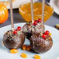 Décoration Créative de Noël : Bâtonnets de Pommes au Chocolat et Caramel pour Fête, Brochettes en Bambou, Lot de 12