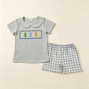 Ensemble deux pièces personnalisé pour petits garçons : haut à manches courtes avec col Peter Pan et short à carreaux, motif lapin de dessin animé - Fournisseur - Product Image 3