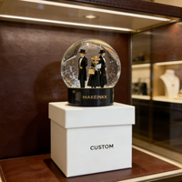 Globe à neige personnalisé de luxe en résine avec base de marque pour cadeaux haut de gamme et promotion de la marque