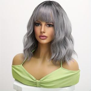 Perruque courte bouclée ondulée de 14 pouces pour femmes <span class=keywords><strong>cheveux</strong></span> synthétiques résistants à la chaleur <span class=keywords><strong>gris</strong></span> argenté avec style de vague d'eau et frange noire SM210-3 - Product Image 6