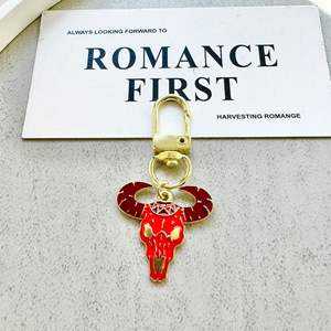 พวงกุญแจโลหะรูปคาวบอยตะวันตก สีแดงทอง ลายหัวกระทิง พร้อมรองเท้าบูท ดีไซน์สร้างสรรค์ น้ำหนักเบา สำหรับห้อยกระเป๋า - Product Image 2