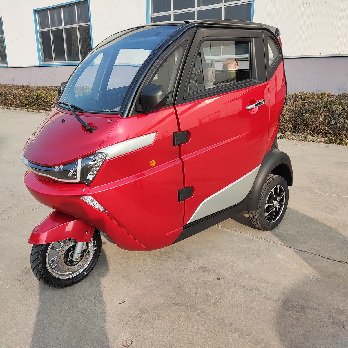 Трёхколёсный автомобиль современный