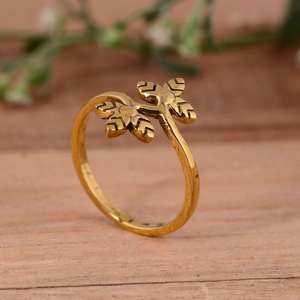 Bague Feuille Faite Main en Argent Plaqué Or 14K avec Sertissage Bezel, Luxe d'Inspiration Naturelle, pour Mariage et Soirée, pour Femme - Product Image 2