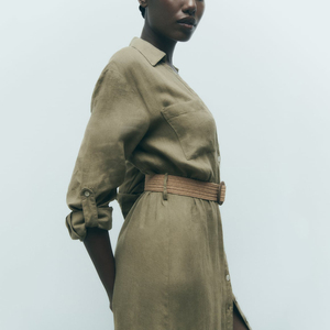 Vente en gros de robe longue décontractée à col en V en coton et lin à la mode robe chemise pour femmes de couleur unie à manches retroussées avec ceinture - Product Image 4