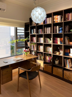 Bureau-bibliothèque moderne en bois durable, personnalisable, écologique et peu encombrant, avec 5 étagères réglables en hauteur pour le bureau à domicile