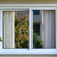 Cadres de fenêtres modernes en PVC blanc avec design coulissant, écoénergétiques, anti-insectes, avec moustiquaire en acier inoxydable, pour usage intérieur