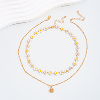 Collier ras du cou Daisy et ensemble de chaînes délicates plaqué or avec breloques fleurs émaillées – Bijoux superposés tendance, cadeau pour femme, idéal pour les fêtes