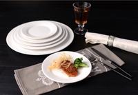 Assiettes rondes personnalisées en céramique blanche assiettes plates pour mariage à l'hôtel vente en gros