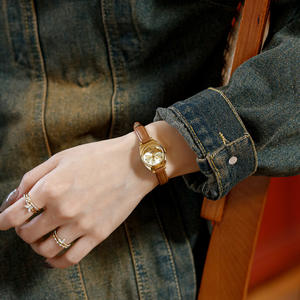 Nouvelle montre pour femme simple et élégante en forme de tonneau élégant bracelet en cuir montre-bracelet à quartz - Product Image 3