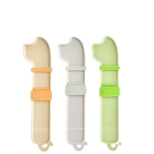 Cuillère distributrice de nourriture pour chat en plastique avec ouvre-boîte et cuillère à friandises pour les fournitures d'alimentation des animaux de compagnie - Product Image 5