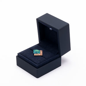 Boîte à bijoux en forme de carré à angle droit de luxe EVERWIN avec logo personnalisé, peinture noire en spray, collier avec anneau, éclairage LED - Product Image 1