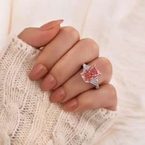 Anillo de Compromiso Clásico de Tres Piedras con Corte Radiante de Diamante Rosa Moissanite Chapado en Oro sobre Plata 925, Halo Oculto de Diamantes Blancos para Mujer - Product Image 5