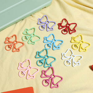 Porte-clés DIY en alliage creux en forme de papillon avec pendentif cœur coloré, tendance mode, style mignon pour fille, breloque de sac - Product Image 1