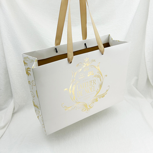 Sacs shopping en papier couché blanc avec poignée en ruban et logo personnalisé, avec estampage à chaud pour les marques de vêtements de mode - Product Image 4