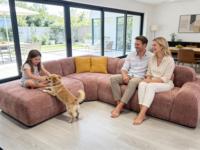 Canapé modulaire sectionnel moderne en velours bordeaux, compressé sous vide, avec coussins contrastants, idéal pour la famille et les villas.