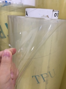 Material de Película Plástica Suave de TPU Súper Transparente de 0.2MM para la Fabricación de Zapatos/Bolsos/Impermeables/Alfombras de Juego - Product Image 5