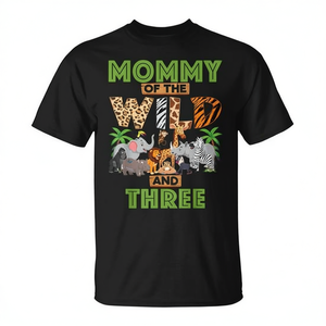 Camiseta Mommy Of The Wild And Three con temática de la selva y el safari del zoológico para el tercer cumpleaños - Product Image 2