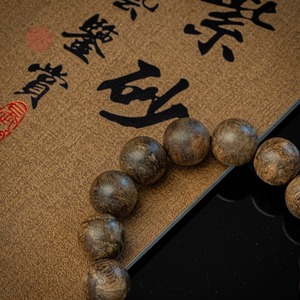 Pulsera de Madera de Agar Malasia Natural, Cuentas Redondas de 14 mm, Madera Envejecida Rica en Aceite, Aroma Intenso, Joyería Hecha a Mano - Product Image 4
