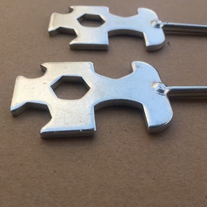 <span class=keywords><strong>Clé</strong></span> <span class=keywords><strong>plate</strong></span> <span class=keywords><strong>universelle</strong></span> en acier au carbone métrique à double extrémité multi-trous pour équipement de fitness, 6-en-1, croisée, OEM - Product Image 4